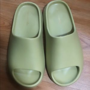 Rubber desert slides size 9